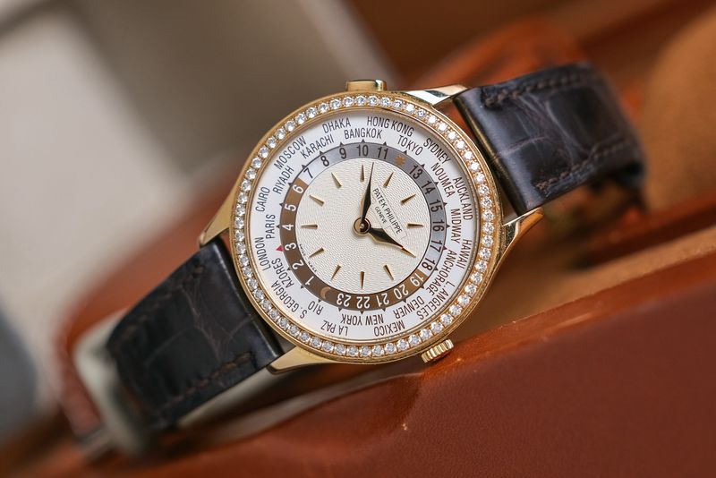 นาฬิกา Patek Philippe World Time 7130R-013 Diamond Bezel