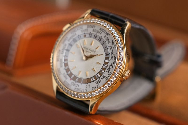 รับซื้อนาฬิกา Patek Philippe World Time 7130R-013 Diamond Bezel