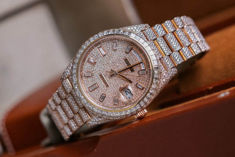 นาฬิกามือสอง ROLEX Day Date Full 18K Rose Gold Full Diamond 228235