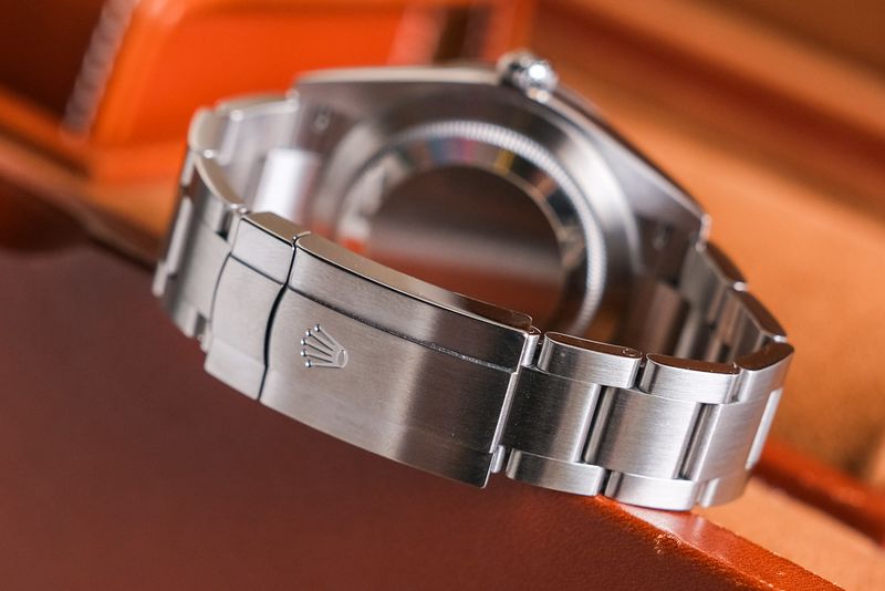 Rolex Oyster Perpetual 41mm Green 124300 steel bracelet with buckle