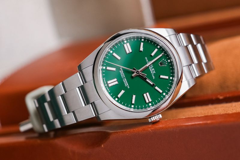 รับซื้อนาฬิกา Rolex Oyster Perpetual 41mm Green 124300