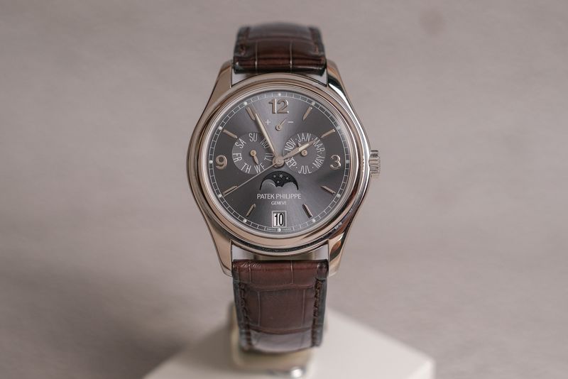 รัับซื้อนาฬิกา Patek Philippe 5146G Annual Calendar 18k White Gold