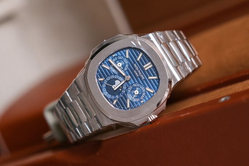 Patek Philippe Nautilus perpetual calendar full 18K white gold 57401G (5)