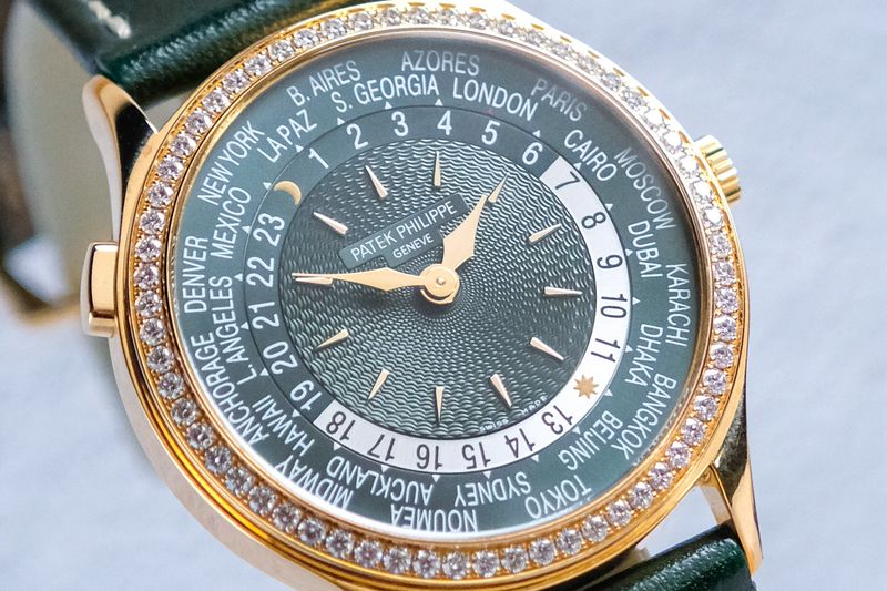 รับซื้อนาฬิกา Patek Philippe World Time Complication 7130R-014 Green