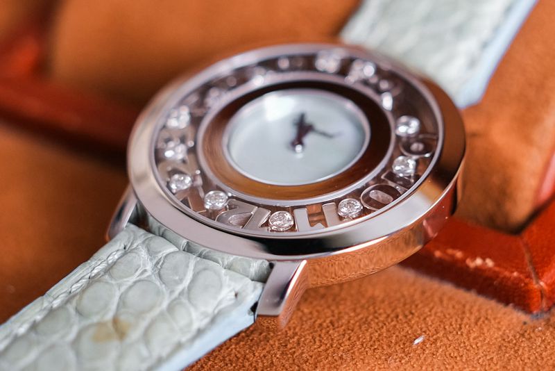 รับซื้อนาฬิกา Chopard Happy 12 Diamonds 18K White Gold MOP