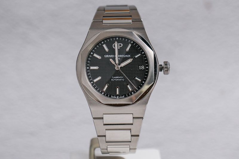 นาฬิกามือสอง Girard Perragaux “Laureato” Black 42mm