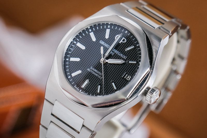 รับซื้อนาฬิกา Girard Perragaux “Laureato” Black 42mm
