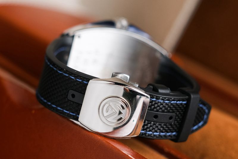 Franck Muller Vanguard Yachting Blue V45 buckle with rubber strap