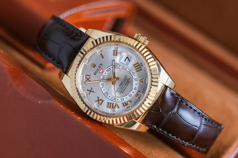 รับซื้อนาฬิกา Rolex Sky-Dweller 18K Gold 326138