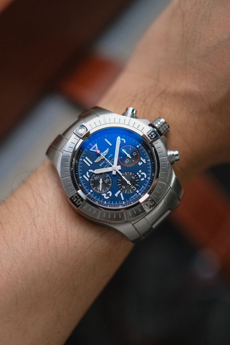 ขายนาฬิกา Breitling Avenger Chronograph Blue AB0182 try on wrist