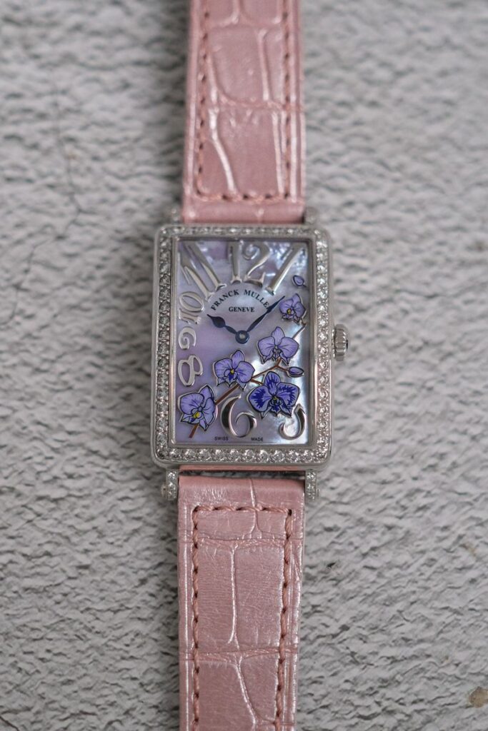 รับซื้อนาฬิกา Franck Muller Long Island 18K White Gold MOP Diamonds Limited