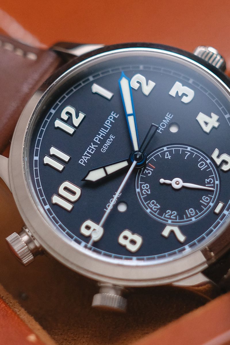 รับซื้อนาฬิกา Patek Philippe Calatrava Pilot Travel Time 5524G-001
