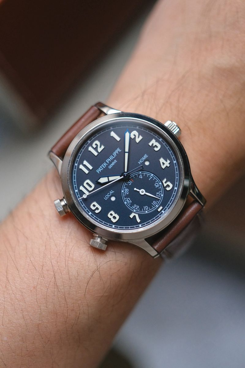 ขายนาฬิกา Patek Philippe Calatrava Pilot Travel Time 5524G-001