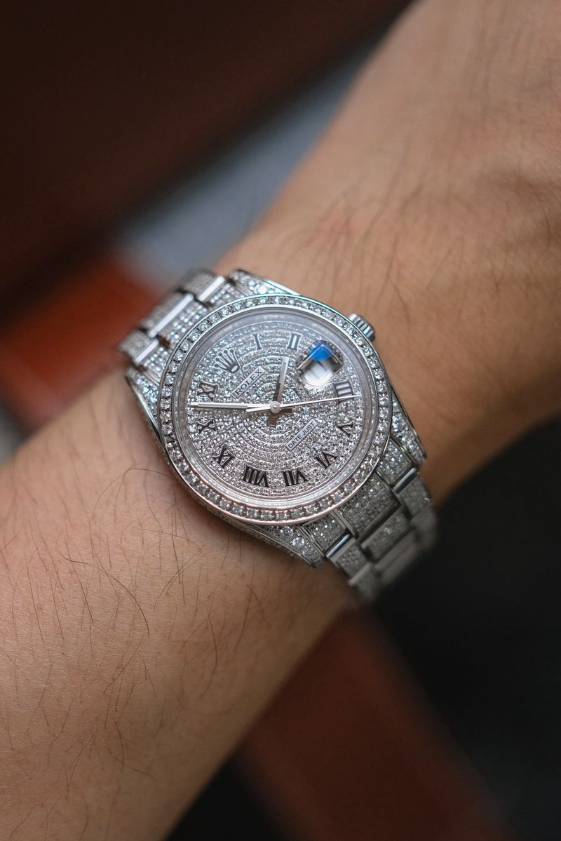 นาฬิกามือสอง Rolex Datejust 36 Full Diamond try on wrist