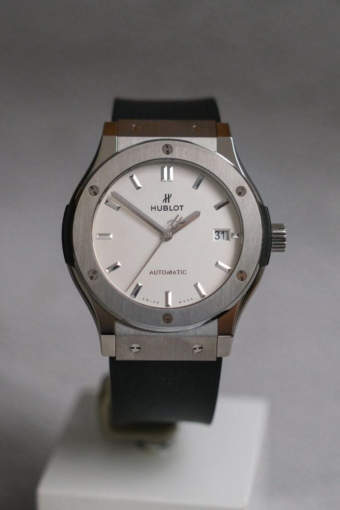 รับซื้อนาฬิกา Hublot Classic Fusion Titanium White Opalin