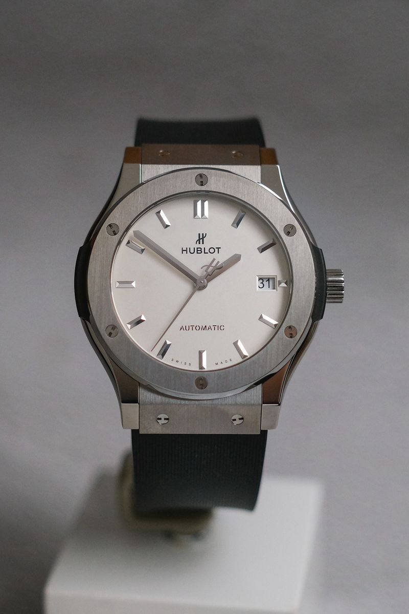 รับซื้อนาฬิกา Hublot Classic Fusion Titanium White Opalin