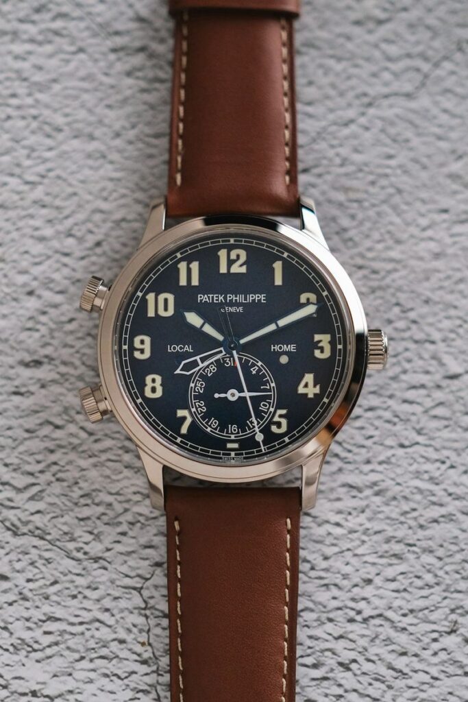 รับซื้อนาฬิกา Patek Philippe Calatrava Pilot Travel Time 5524G-001