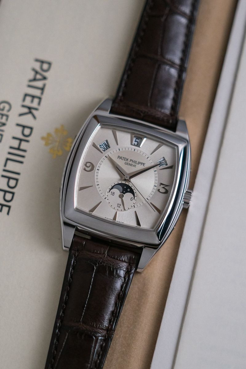 รับซื้อนาฬิกา Patek Philippe Gondolo 5135G Moonphase