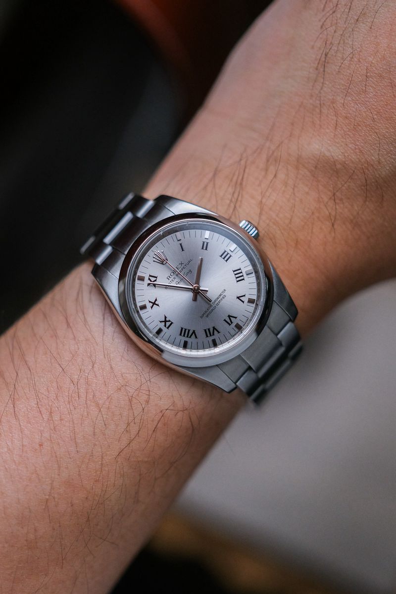 รับซื้อนาฬิกา ROLEX OYSTER PERPETUAL AIRKING 114200 on wrist