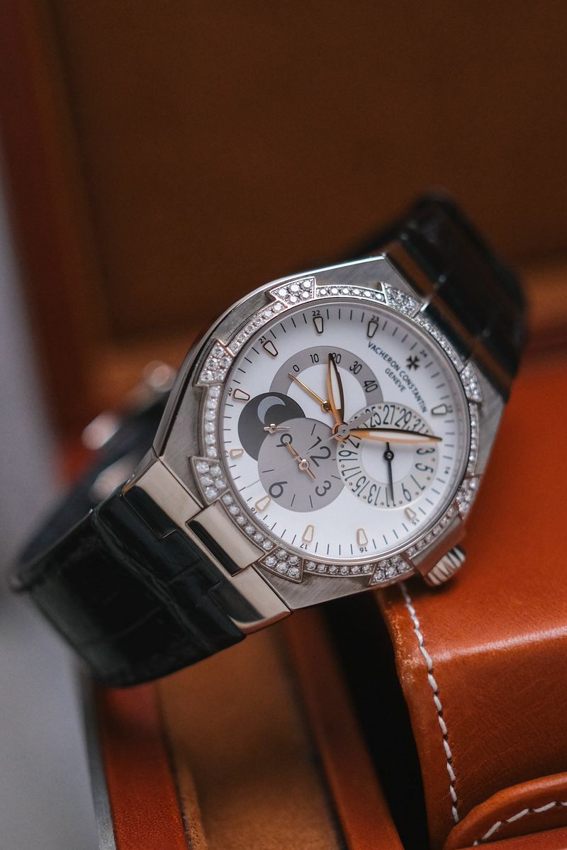 รับซื้อนาฬิกา Vacheron Constantin Overseas Dual Time 18K White Gold Diamond (47751000G)