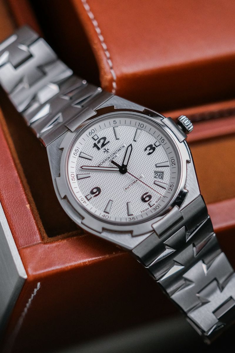 รับซื้อนาฬิกา Vacheron Constantin Overseas Gen II White Dial