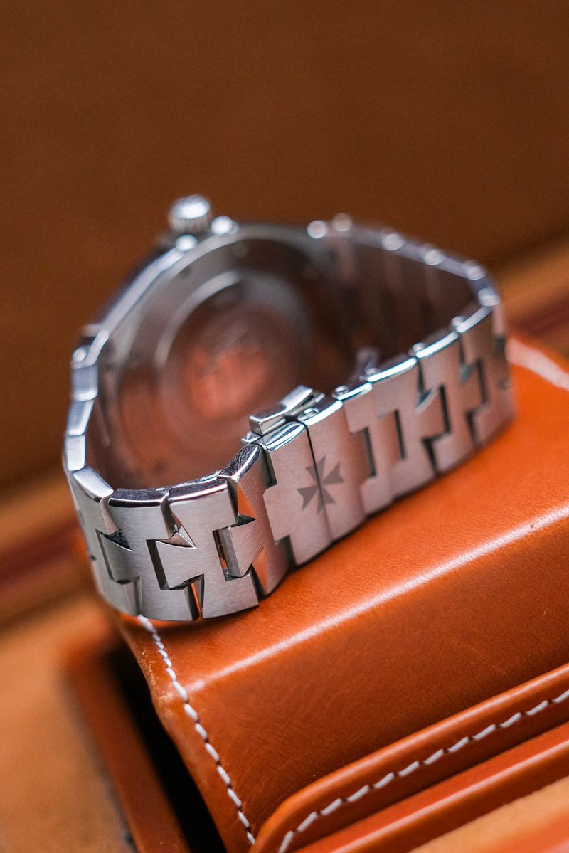 นาฬิกามือสอง Vacheron Constantin Overseas Gen II White Dial