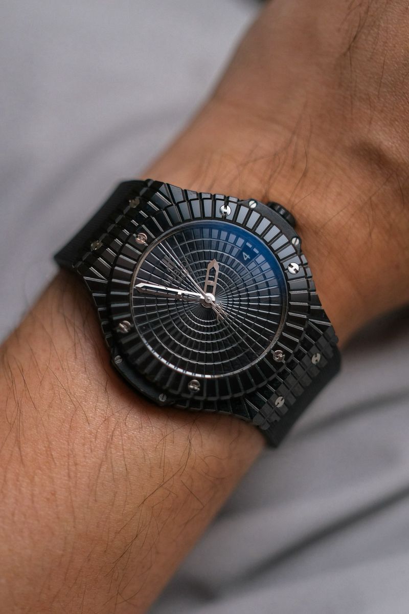 รับซื้อ Hublot Big Bang 41 Caviar Black Ceramic try on wrist