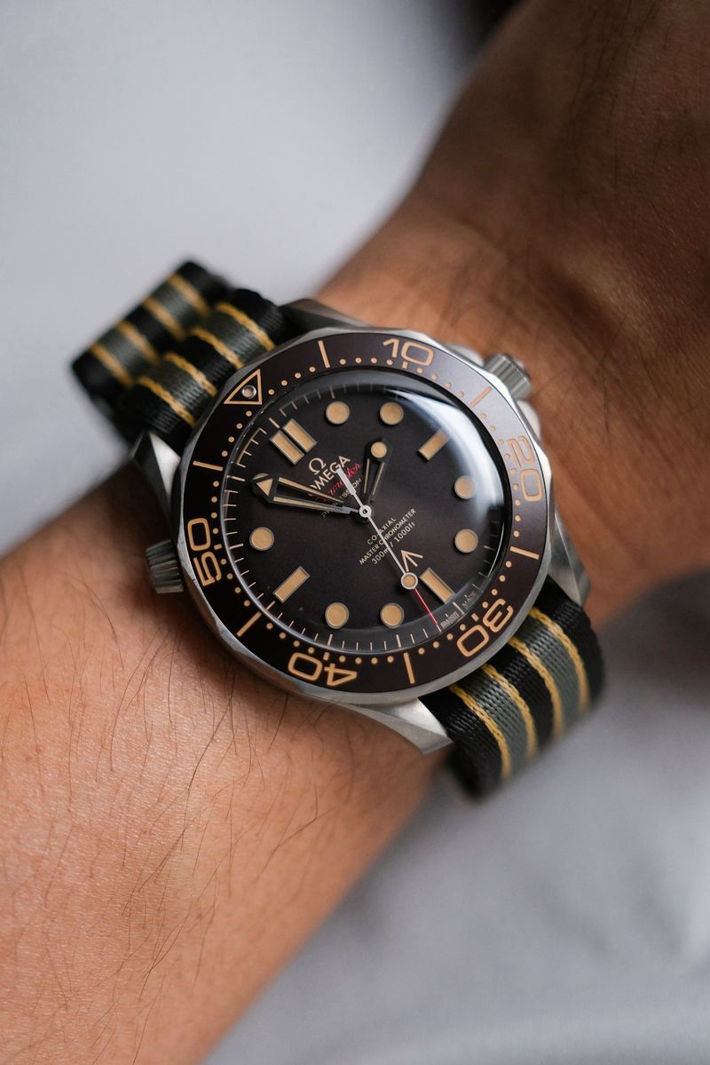 รับซื้อ OMEGA Seamaster Diver 300M 007 Edition Ref 210.92.42.20.01 on wrist