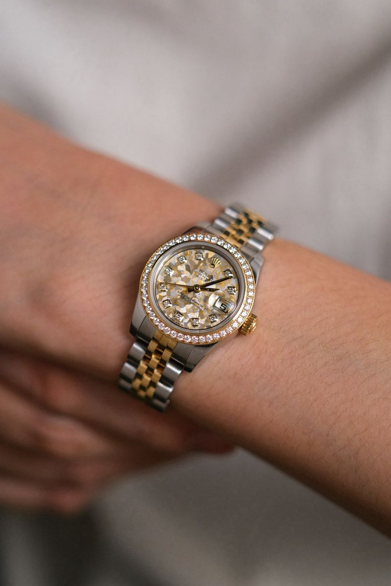 ร้านนาฬิกา Rolex Lady Datejust 2 Tone Diamond Golden Crystal Dial Ref 179383 try on wrist