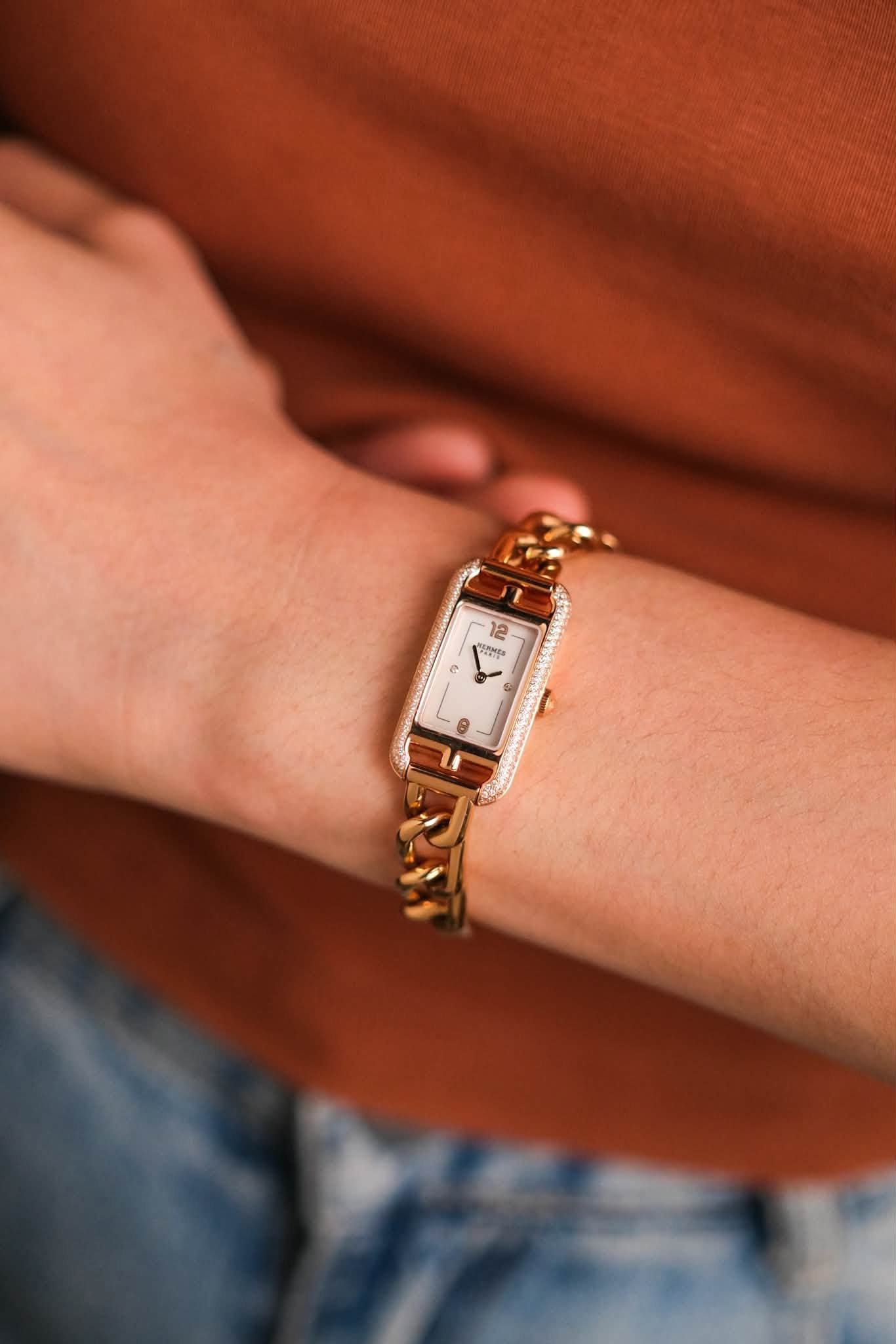รับซื้อนาฬิกา Hermès Nantucket 18K Rose Gold Diamond NA2 try on wrist