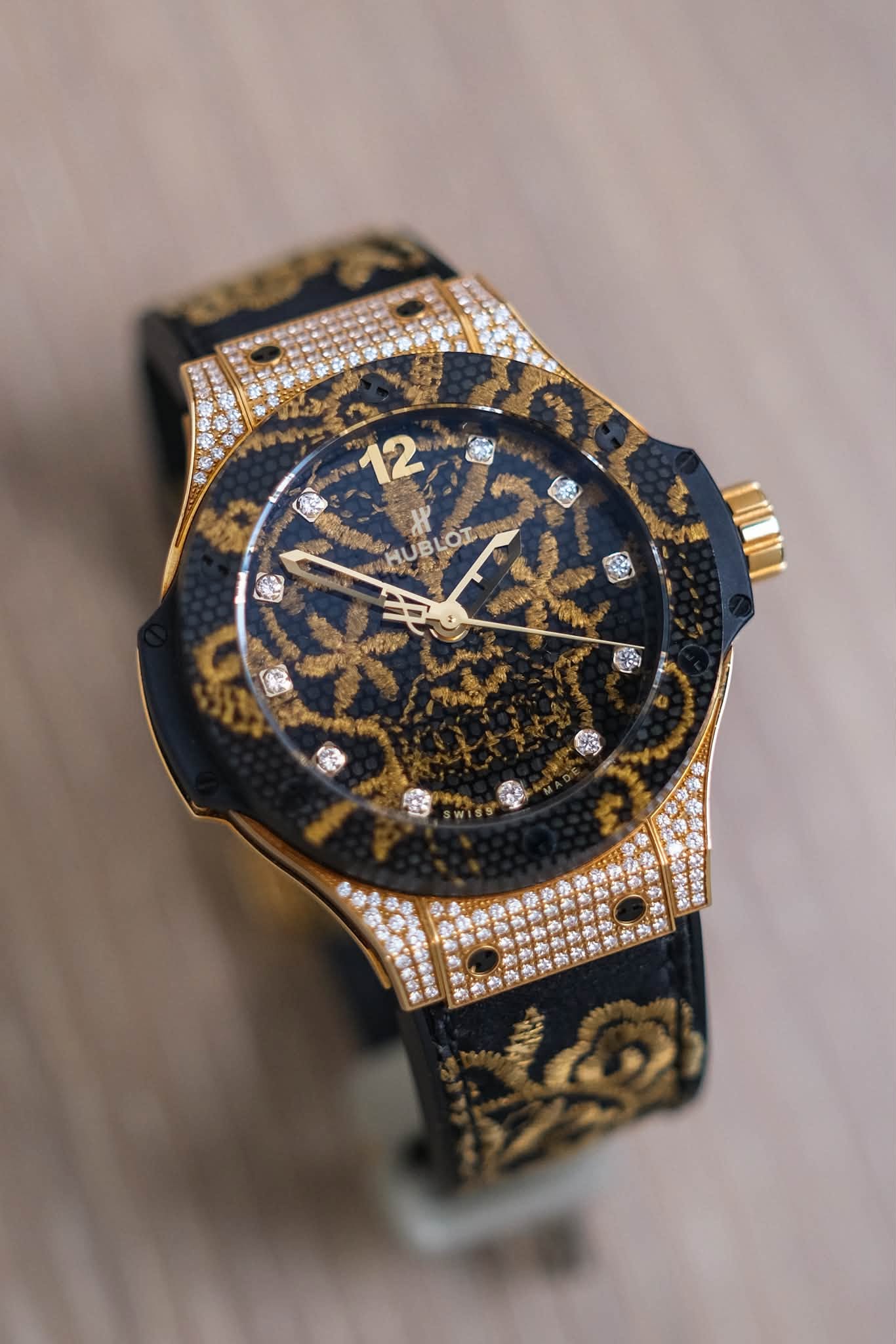 รับซื้อนาฬิกา Hublot Big Bang Broderie 18K Yellow Gold Diamond