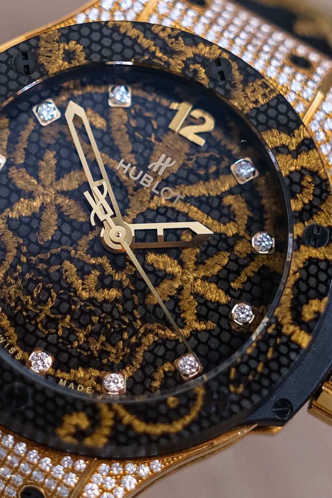 นาฬิกา Hublot Big Bang Broderie 18K Yellow Gold Diamond