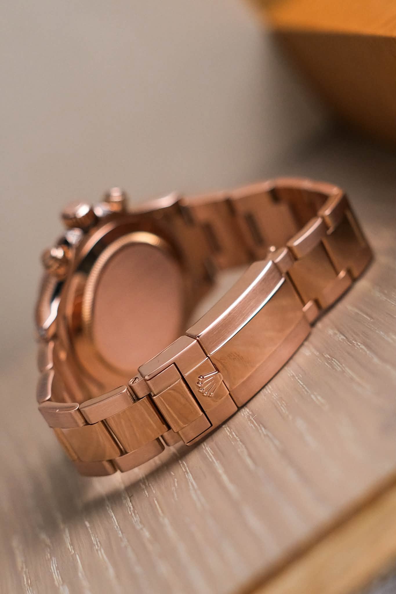 รับซื้อนาฬิกา Rolex Cosmograph Daytona Rainbow 18K Rose Gold