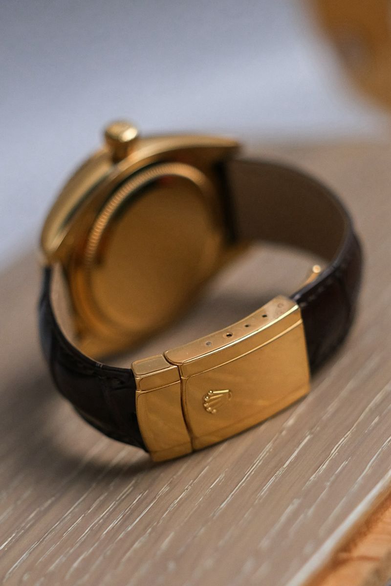 รับซื้อนาฬิกา Rolex Sky Dweller 18K Gold 326138 leather strap with folding buckle
