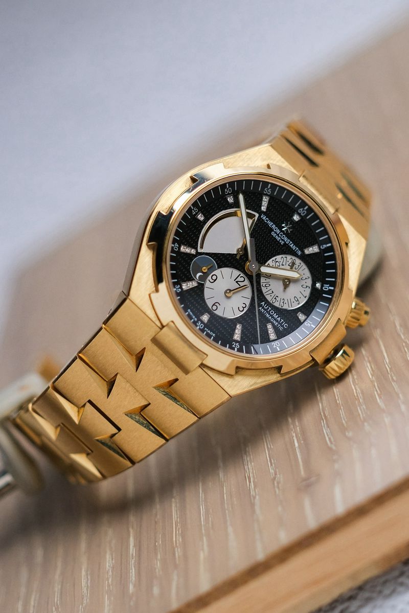 รับซื้อนาฬิกา Vacheron Constantin Overseas Dual Time 18K Yellow Gold 47450B01J-9411