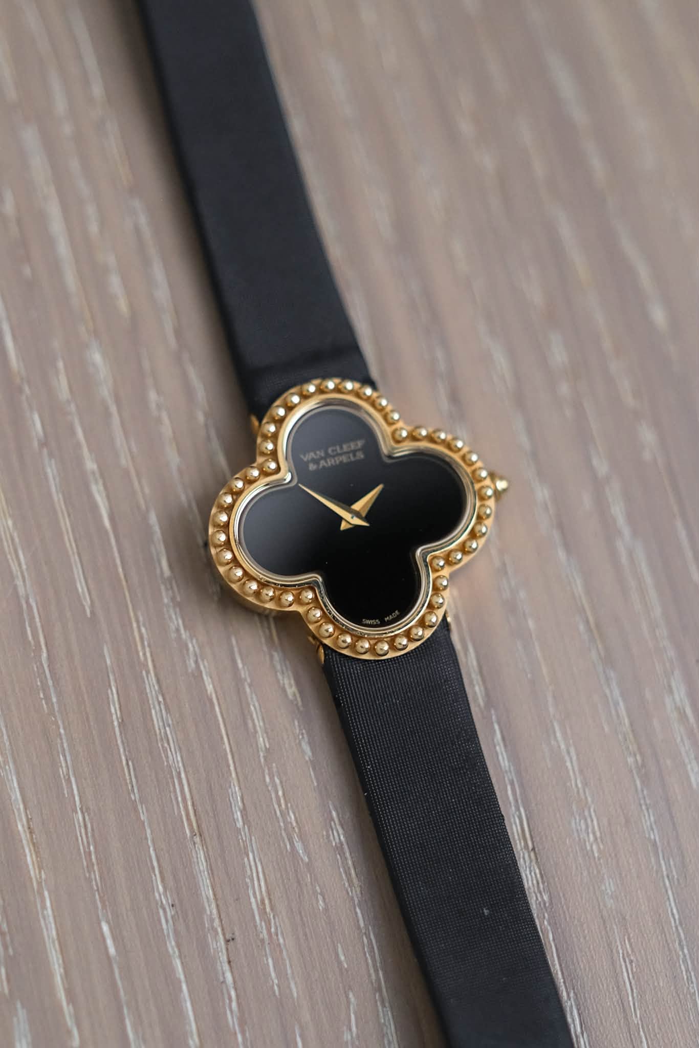 รับซื้อนาฬิกา Van Cleef & Arpels Alhambra Watch Small Model 18K Yellow Gold Onyx VCARD21900
