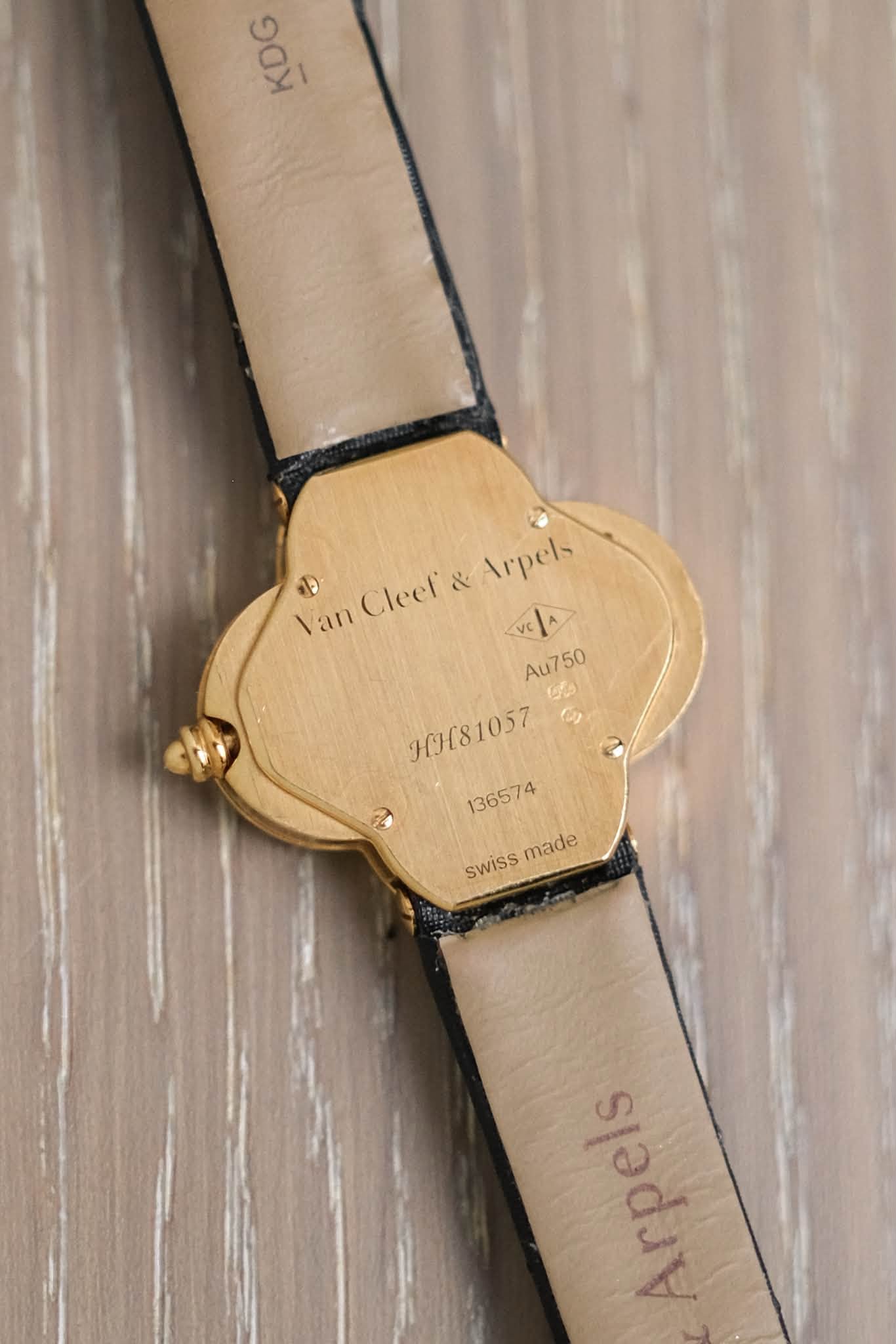 ร้านนาฬิกา Van Cleef & Arpels Alhambra Watch Small Model 18K Yellow Gold Onyx VCARD21900