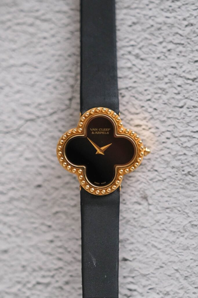 ขายนาฬิกา Van Cleef & Arpels Alhambra Watch Small Model 18K Yellow Gold Onyx VCARD21900
