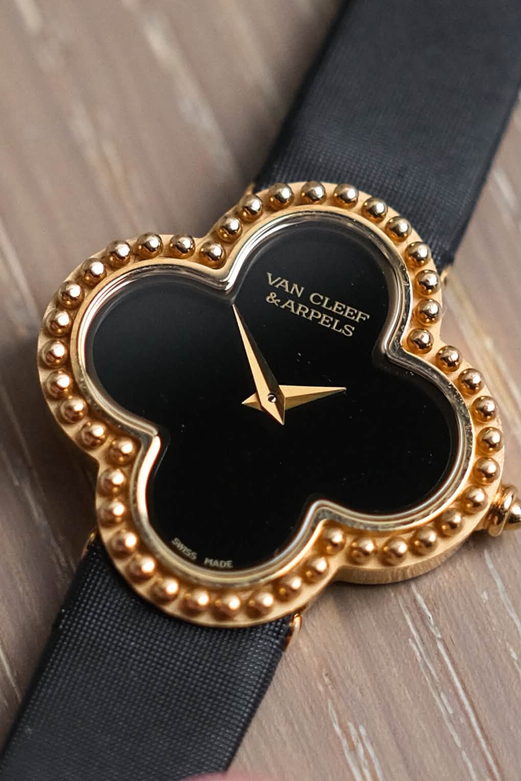 นาฬิกา Van Cleef & Arpels Alhambra Watch Small Model 18K Yellow Gold Onyx VCARD21900