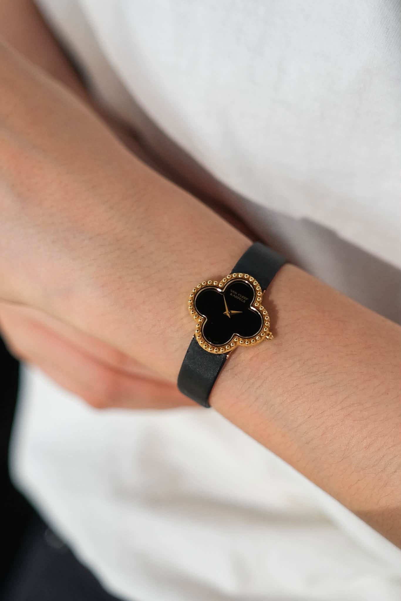 นาฬิกามือสอง Van Cleef & Arpels Alhambra Watch Small Model 18K Yellow Gold Onyx VCARD21900