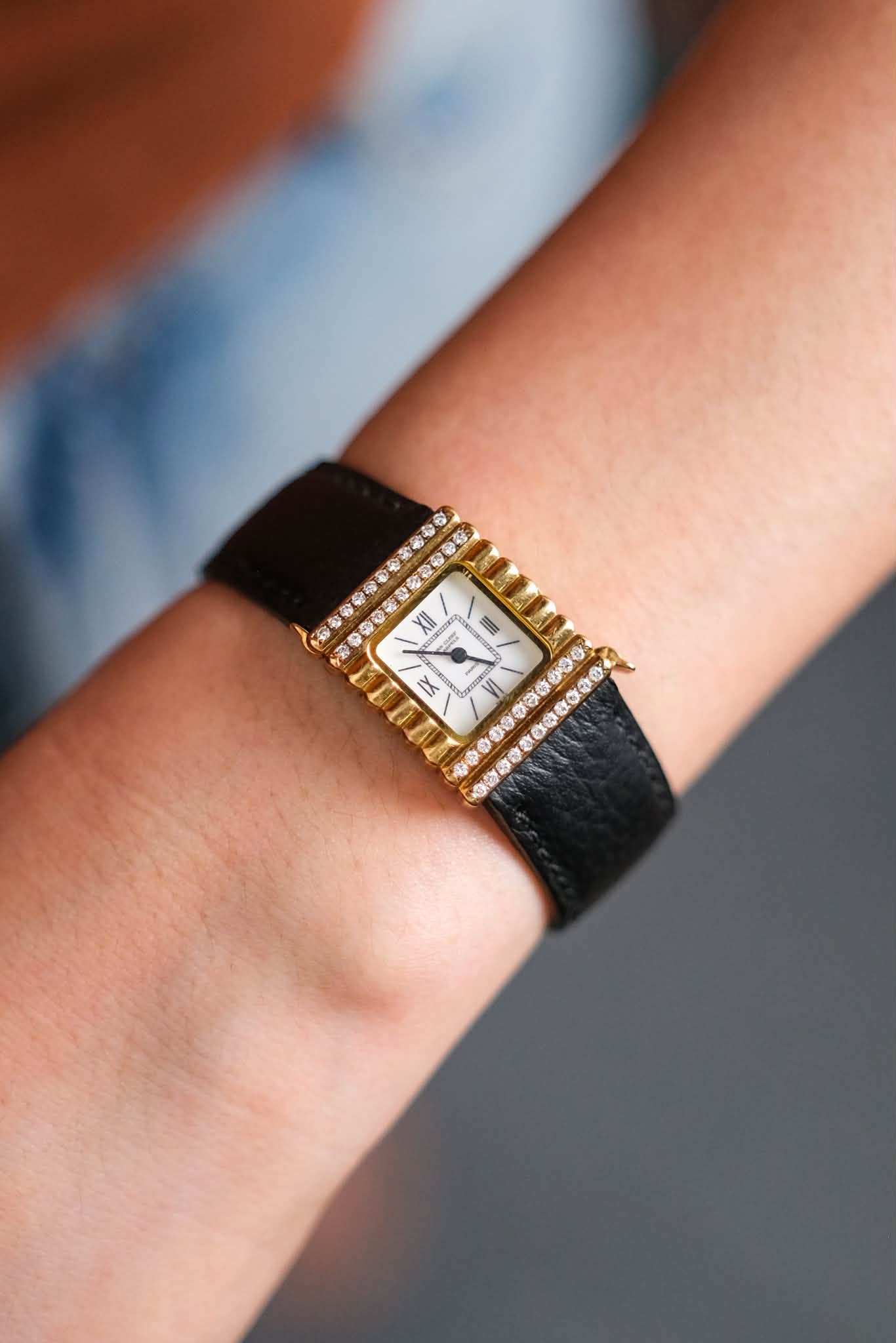 นาฬิกา Van Cleef & Arpels Vintage 18K Yellow Gold Diamond try on wrist