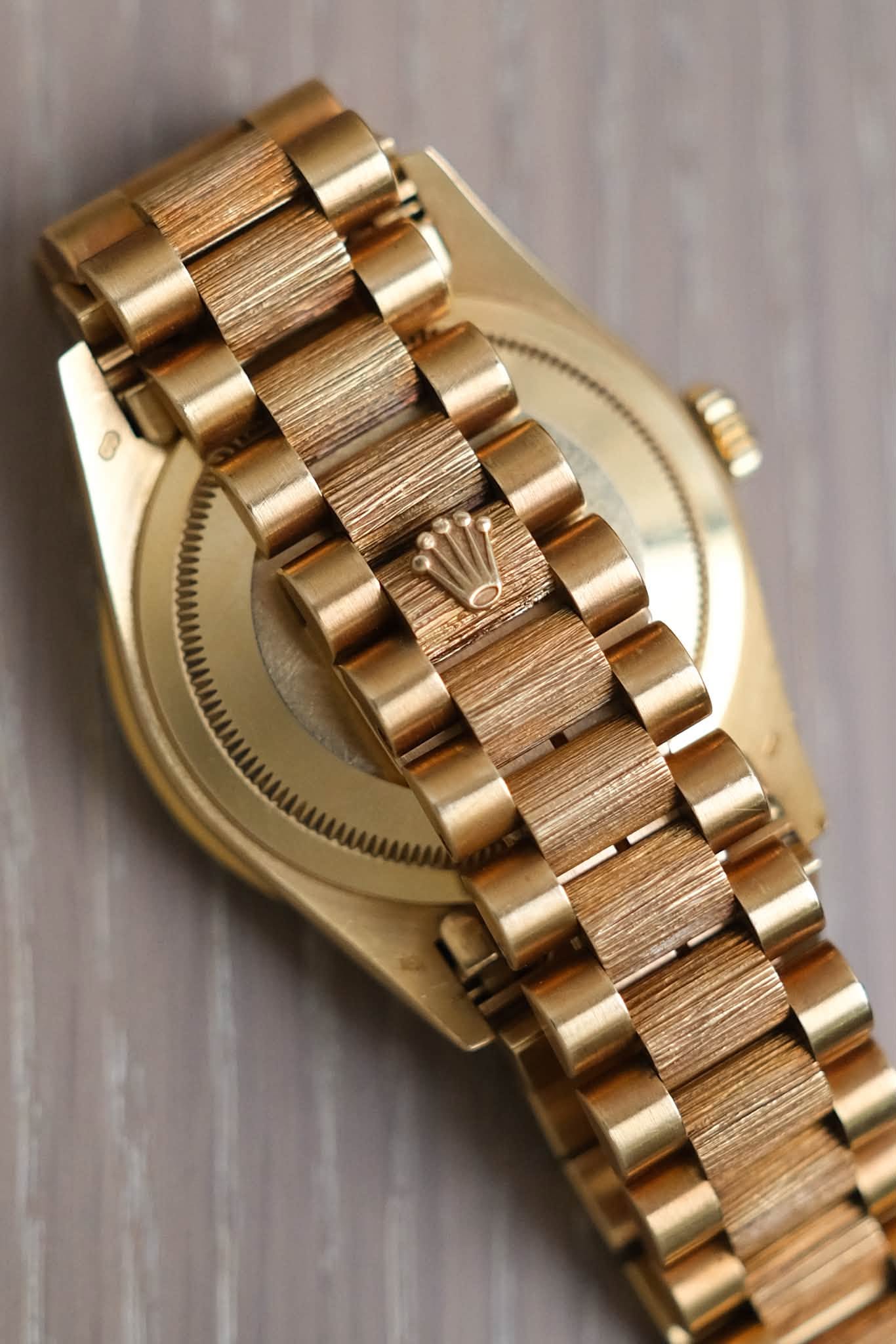 รับซื้อนาฬิกา Rolex Day-Date 36 18K Yellow Gold Diamond Bark Finish 18248
