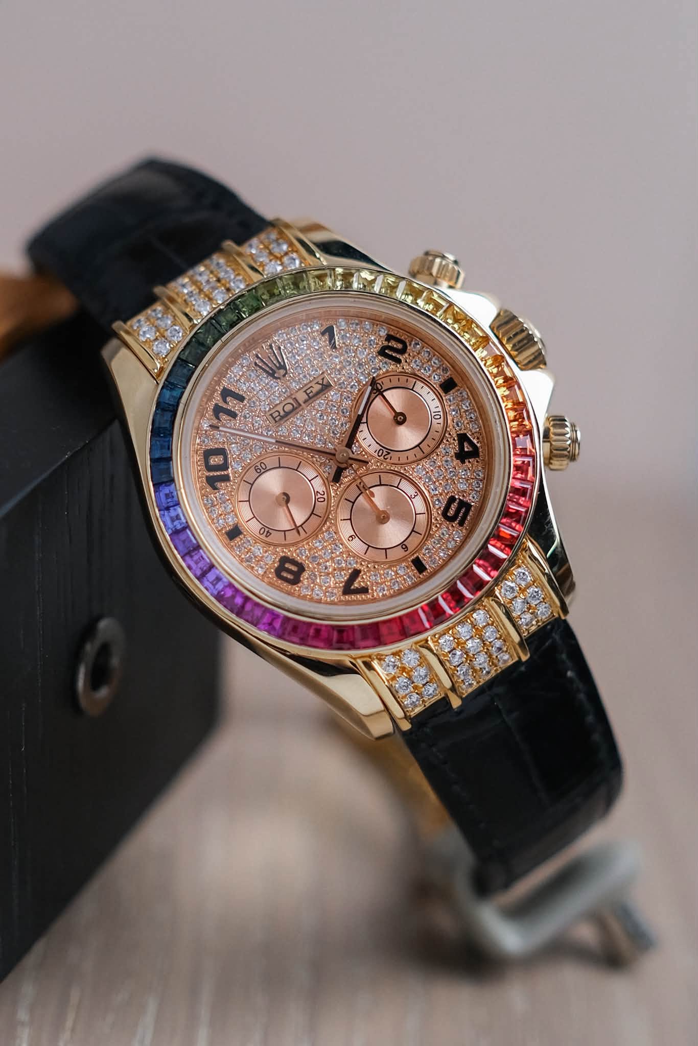 รับซื้อนาฬิกา Rolex Daytona 18K Yellow Gold Rainbow Diamond After Setting